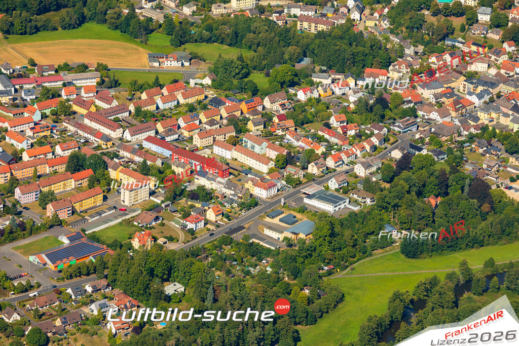 Luftaufnahme der Stadt Arzberg - Die Luftaufnahme wurde 2025 vom UL-Flugzeug heraus erstellt ( keine Drohne ) - Hochauflösende Luftaufnahme - für professionelle Ausdrucke geeignet. Die Geschenkidee !Mit Lizenz und Bildrechte bestellbar
