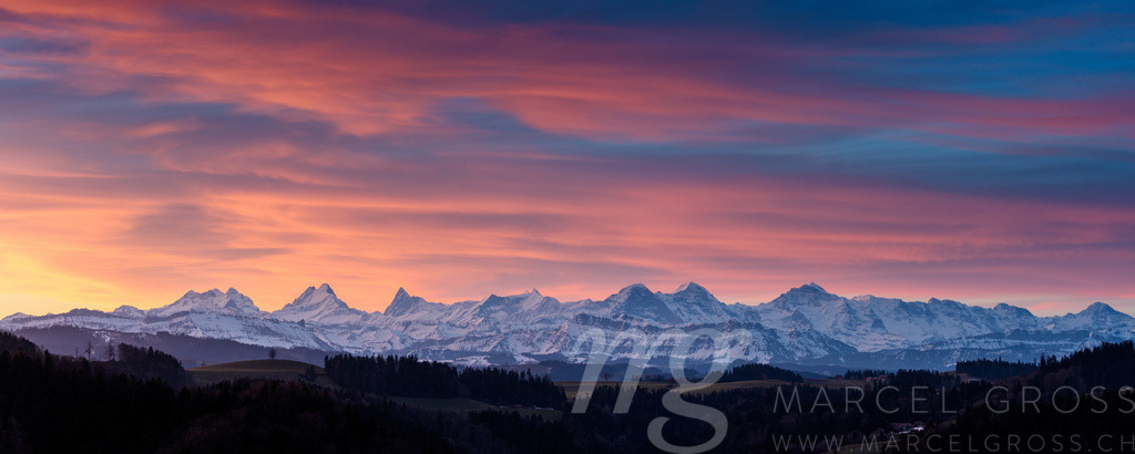 colorful winter sunrise in Emmental with the Bernese Alps in the distance | Die ideale Geschenkidee für Naturliebhaber. Naturbilder von Marcel Gross Photography für ihr Zuhause in den verschiedensten Formaten und Materialien. - Realisiert mit Pictrs.com