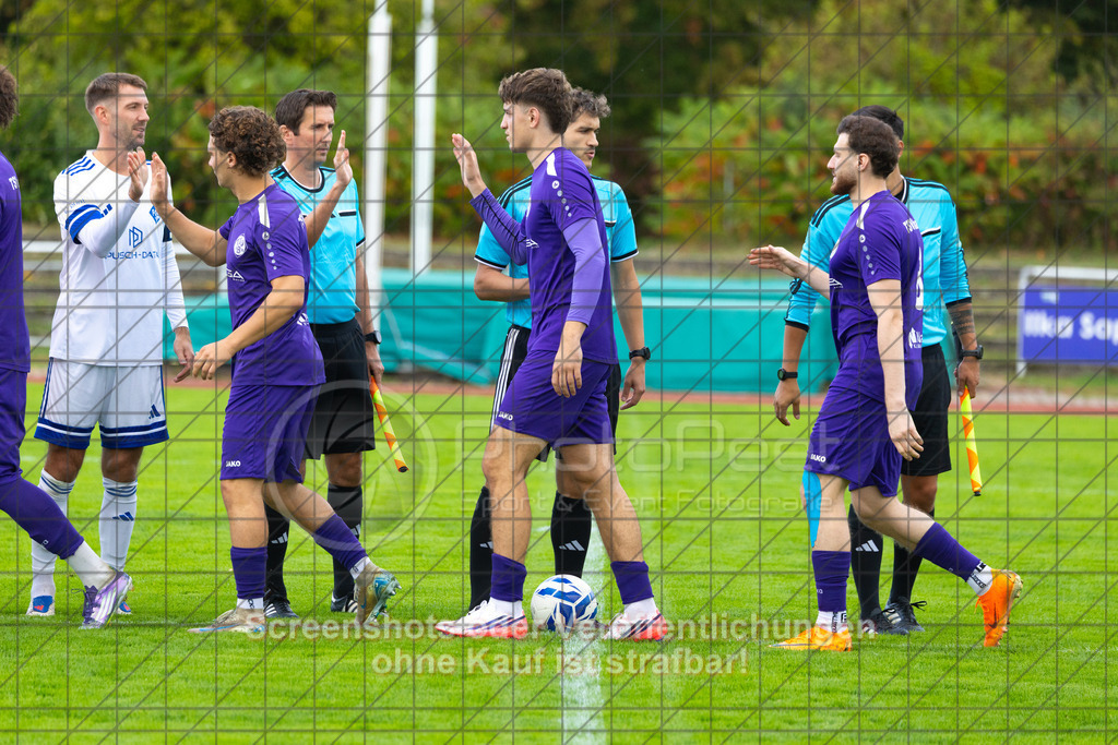 20261010_152815_0715_(c)_by_PhotoPeet | #,1.FC Eislingen (weiß) vs. TSV Bernhausen (lila), Fussball, Landesliga 2 - wfv, 11. Spieltag, Saison 2026/2027, Rasenplatz, Eichbachstation, Haldenstraße, 73054 Eislingen, 10.10.2026 - 15:30 Uhr,Foto: PhotoPeet / Sport- &amp; Eventfotografie / Peter Harich
