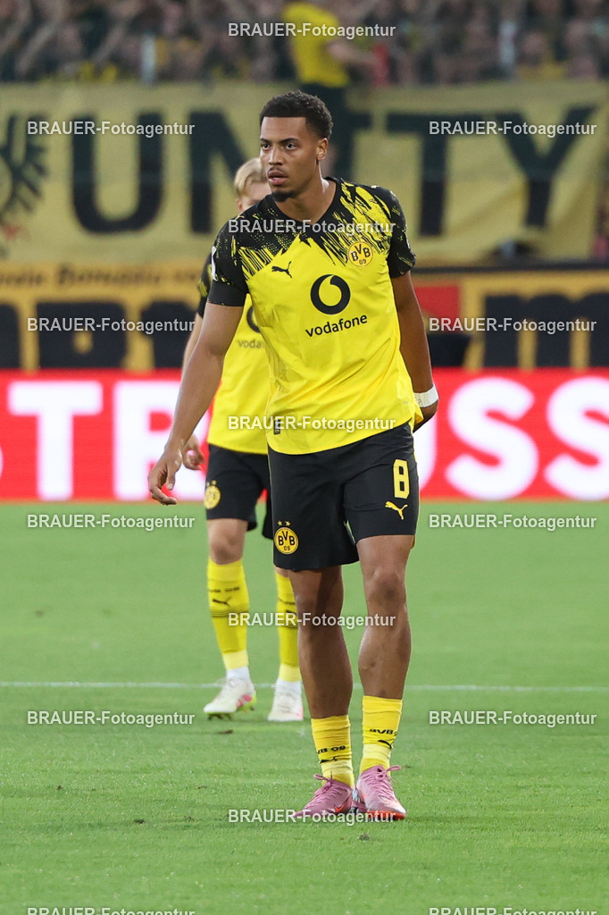 Rot-Weiss Essen - Borussia Dortmund | Essen, Deutschland, 18.08.2025Felix Nmecha (Borussia Dortmund) schautwährend des DFB Pokal Spiels zwischen Rot-Weiss Essen- Borussia Dortmund im Stadion an der Hafenstraße am 18.08.2025 in Essen. (Foto von Timo Bluhmki-Schmidt/Brauer Fotoagentur