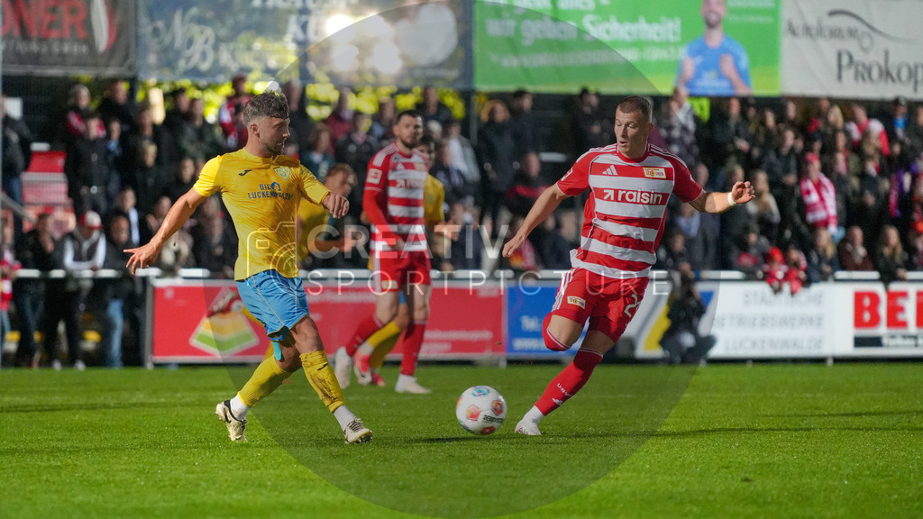 Fußball, Herren, Saison 2025/2026, Testspiel, Freundschaftsspiel, FSV 63 Luckenwalde vs. 1.FC Union Berlin, Mittwoch 08.10.2025, Werner-Seelenbinder-Stadion Luckenwalde, | Fußball, Herren, Saison 2025/2026, Testspiel, Freundschaftsspiel, FSV 63 Luckenwalde vs. 1.FC Union Berlin, Mittwoch 08.10.2025, Werner-Seelenbinder-Stadion Luckenwalde, Im Bild: Clemens Koplin (l. Luckenwalde) und Tim Skarke (r. Union) - Realisiert mit Pictrs.com
