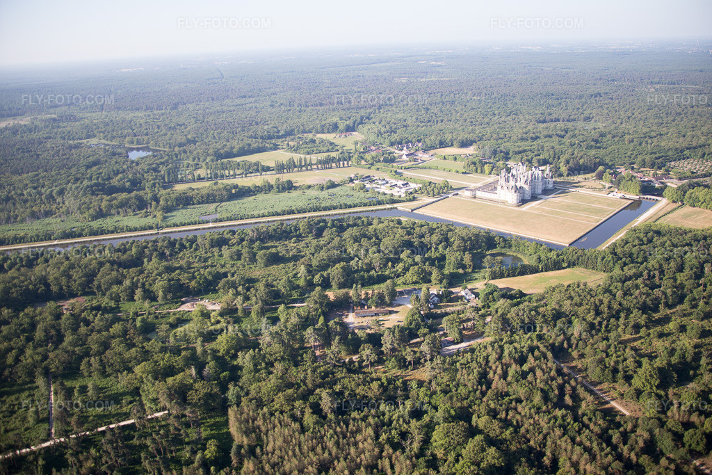 Aerial view: View of the town in Chambord in the state Loir et Cher, France. – Photo: IMG_082129.jpg taken on 06/20/2015 by Werner Riehm/FLY-FOTO.com – Resolution of the original: 5472 x 3648 px