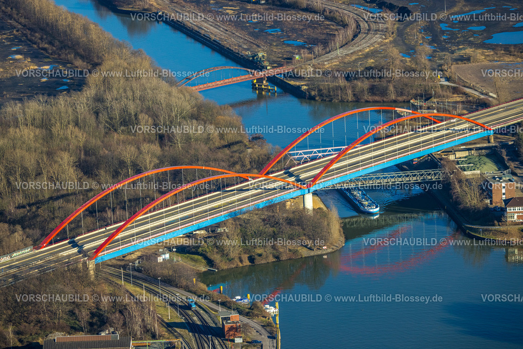 Essen240107198 | Luftbild, gesperrte Rhein-Herne-Kanalbrücke mit rotem Geländer, rote Doppelbogenbrücke, Autobahn A42 Emscherschnellweg, Ebel, Essen, Ruhrgebiet, Nordrhein-Westfalen, Deutschland