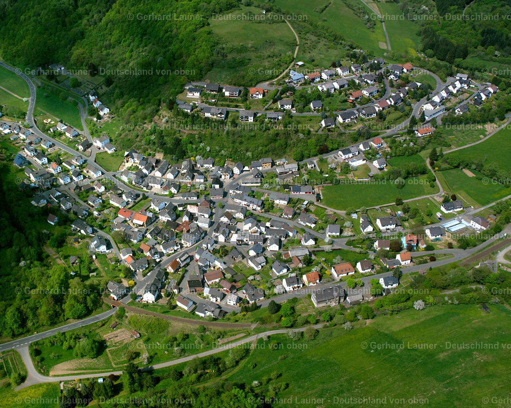 2610339 | ÜBERNTHAL 09.06.2006 Ortsansicht der Straßen und Häuser der Wohngebiete in Übernthal im Bundesland Hessen, Deutschland // Town View of the streets and houses of the residential areas in Übernthal in the state Hesse, Germany Foto: Gerhard Launer