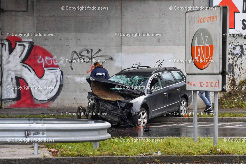 Polizeieinsatz Mordversuch_ Polizei_ Leonding_ 09.01.2023-6 | 09.01.2023, Polizeieinsatz Leonding, AUT, im Bild, Polizeieinsatz Mordversuch, Polizei, Fahndung, Tatort, Spurensicherung, Unfallfahrzeug des Taeters
