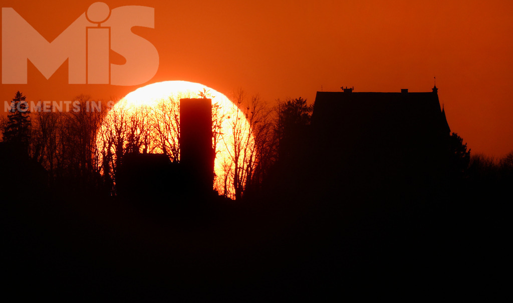 mis_180921bf01.JPG | 22.03.2022, Mindelheim im Unterallgäu, Die Sonne geht als riesiger gelber Ball hinter der historischen Mindelburg unter. Von einem Hügel bei Heimenegg aus mit 800mm Objektiv-Brennweite fotografiert.
 - Realisiert mit Pictrs.com