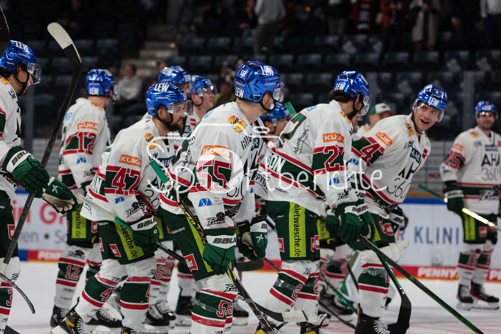Nuernberg ICE Tigers - Augsburger Panther | Die Panther feier mit ihren Fans den Sieg in Nuernberg