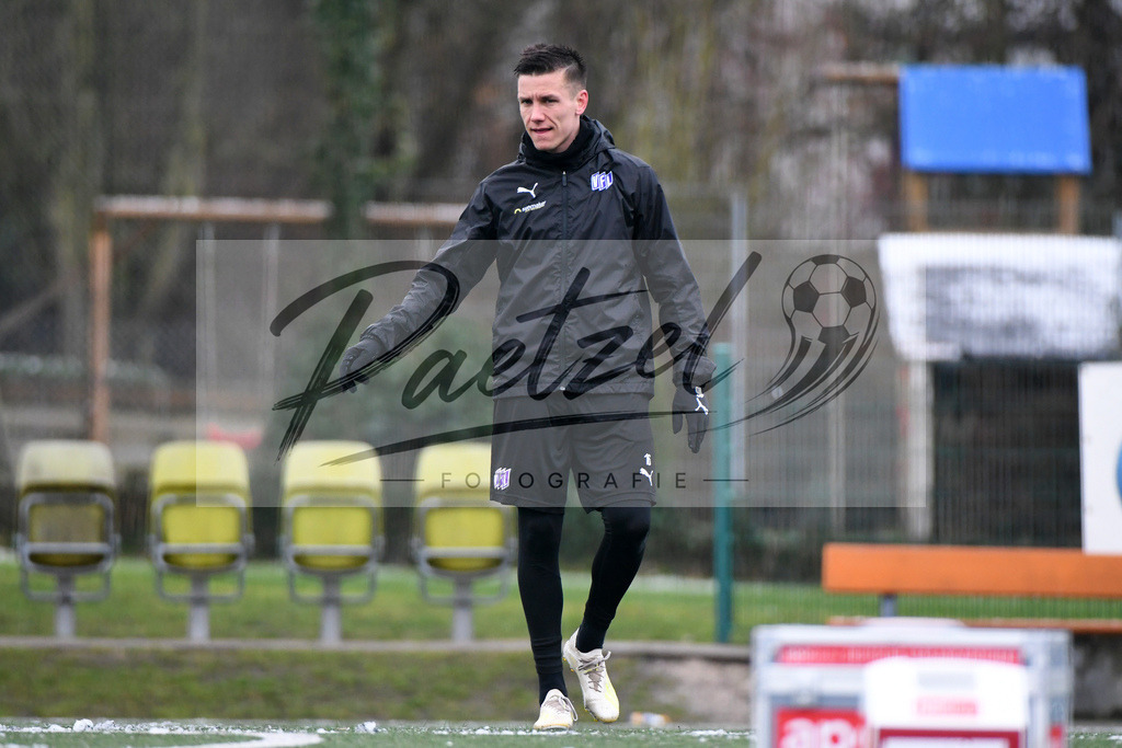 20200226_TRAOSN_0086 | Fussball, Herren: Thomas Konrad (VfL Osnabrueck) schaut waehrend der Trainingseinheit des VfL Osnabrueck im Sportpark Illoshoehe am 26.02.2020 in Osnabrueck, Deutschland. - Realisiert mit Pictrs.com