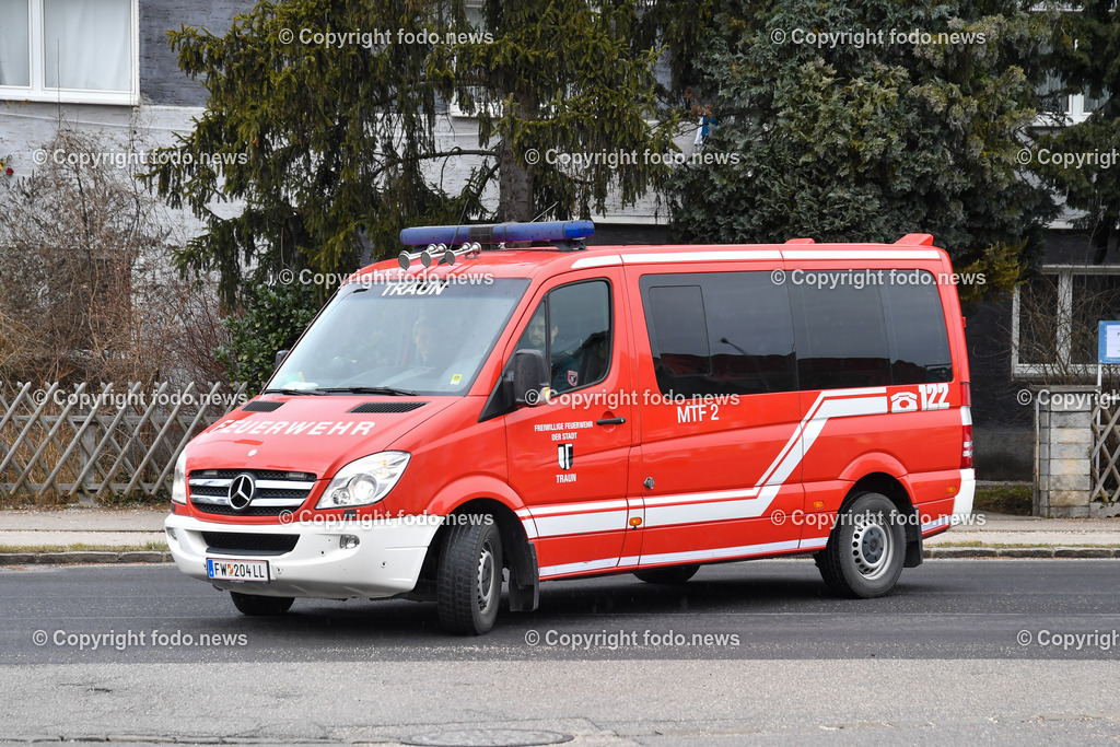 Feuerwehr Traun_ Empfang Rettungshunde Erdbebeneinsatz Türkei_ 17.02.2023-9 | 17.02.2023, Traun, AUT, Feuerwehr Traun, Empfang Rettungshunde Erdbebeneinsatz Tuerkei, im Bild Eintreffen der Rettungshundefuehrer mit den Hunden