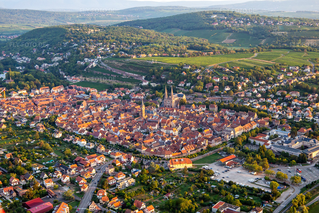 Luftbild: Ortsansicht von Südosten in Obernai im Bundesland Bas-Rhin in Frankreich. Foto: IMG_137964.jpg vom 19.08.2023 durch Werner Riehm/FLY-FOTO.de