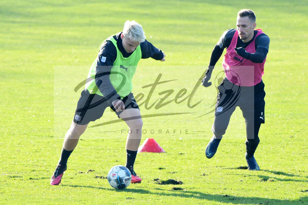 20200207_TRAOSN_0025 | Fußball, Herren: Niklas Schmidt (VfL Osnabrueck) und Maurice Trapp (VfL Osnabrueck) im Zweikampf waehrend der Trainingseinheit des VfL Osnabrueck im Sportpark Illoshoehe am 07.02.2020 in Osnabrueck, Deutschland. - Realisiert mit Pictrs.com