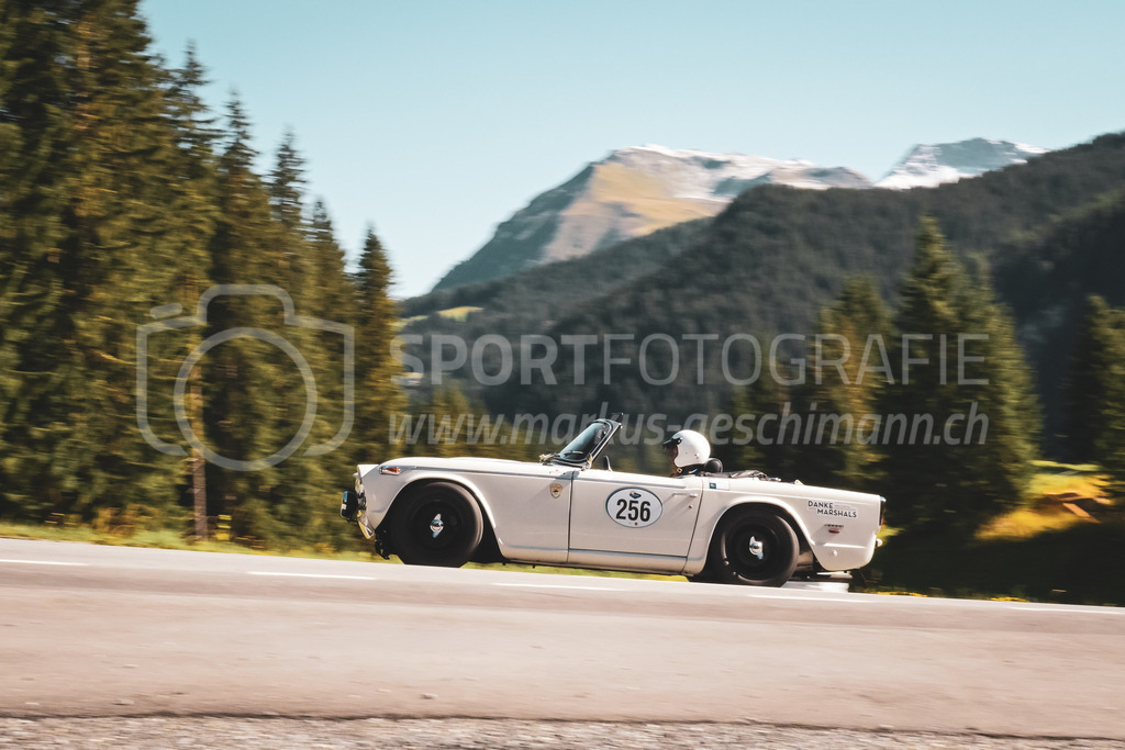 21. Arosa ClassicCar 2025 - 6. =September= 2025 | Hitsch Leu aus Arosa (SUI) in einem Triumph TR 5 aus dem Jahre 1968 mit Startnummer 256 am Arosa ClassicCar 2025 in der Kategorie Classic Trophy..@arosaclassiccar, @arosa.official, #arosaclassiccar, #arosa, #76curves, #classiccarBild: Sportfotografie Markus Aeschimann | www.markus-aeschimann.ch - Realisiert mit Pictrs.com