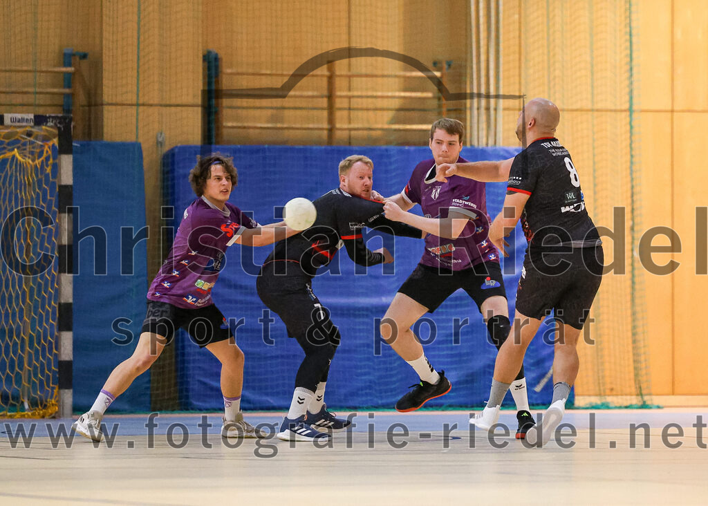 2024-09-21_061_SpVgg_Altenerding_gegen_TSV_1861_Mainburg | Erding, Deutschland, 21.09.2024:Handball, Bezirksoberliga Männer 2024 / 2025, 1. Spieltag, SpVgg Altenerding gegen TSV 1861 Mainburg, Endergebnis: 36:20Jabob Köhler (SpVgg Altenerding, #6), Christoph Würfl (TSV 1861 Mainburg, #7), Niklas Fleps (SpVgg Altenerding, #17), Maximilian Heim (TSV 1861 Mainburg, #8)Foto: Christian Riedel / fotografie-riedel.net