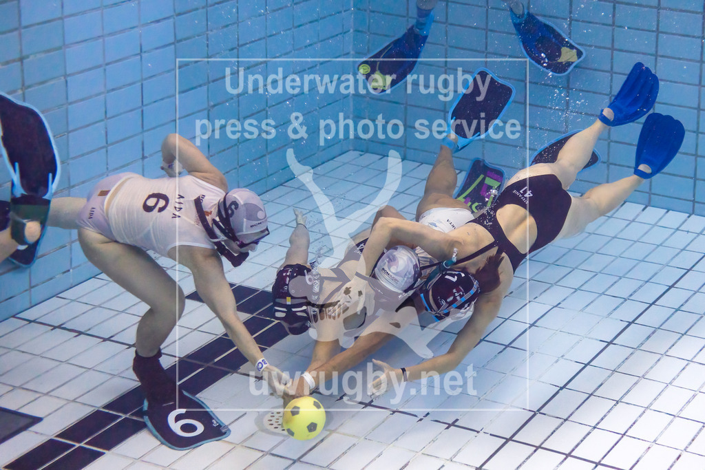 GER, UWRC Wien (Österreich) vs. Barcelona (Spanien), Damen, Unterwasser-Rugby, Champions Cup 2024, 24.11.2024 | Doris Neuberger (UWRC Wien, #64) kämpft mit Aida Mestres (Barcelona, #06), Aida Perez (Barcelona #64) und Stefanie Löscher (UWRZ Wien, #41) um den Ball. - Realisiert mit Pictrs.com