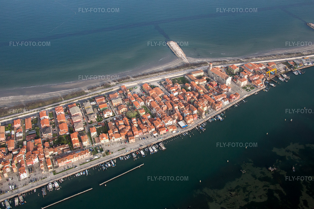 Aerial view: View of the Mediterranean coast in San Vito in Venedig in the state Veneto, Italy. – Photo: IMG_087560.jpg taken on 04/06/2016 by Werner Riehm/FLY-FOTO.com – Resolution of the original: 5197 x 3465 px