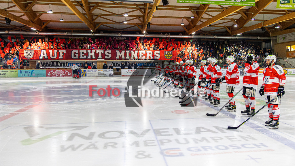 Halbfinale Spiel 3 TSV Peißenberg Miners vs TEV Miesbach | Eishockey Bayernliga Playoffs 2023/2024, Halbfinale Spiel 3 TSV Peißenberg Miners vs TEV Miesbach, 20240315,
Einlauf, Spielervostellung,
2024-03-15 in Peißenberg (Eisstadion)

Copyright: WolfgangxLindner foto-lindner.de