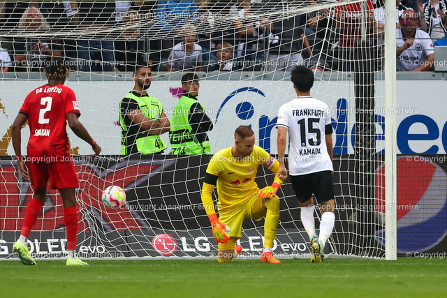 sgevsrblei_2564 | 03.09.2022 xjfx  Fussball 1.Bundesliga Eintracht Frankfurt - RB Leibzig emspor,  v.l.,  Keine Chance für Torwart Peter Gulacsi (RB Leibzig), beim 2:0




(DFL/DFB REGULATIONS PROHIBIT ANY USE OF PHOTOGRAPHS as IMAGE SEQUENCES and/or QUASI-VIDEO) - Realisiert mit Pictrs.com