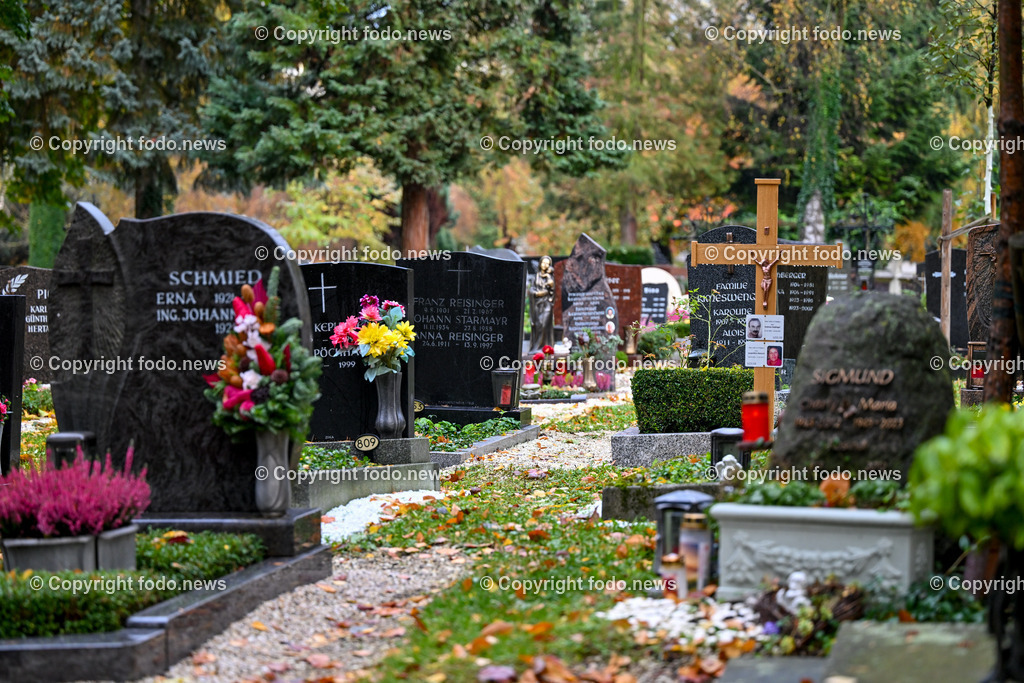 Friedhof_ Allerheiligen_ 26.10.2025-10 | 26.10.2025, Friedhof, AUT, Allerheiligen, Themenbilder im Bild Friedhof, Kreuz, Kruzifix, Jesu Christi, Allerheiligen, Engerl, Engel, Kerzen, Grab, Grablicht, Blumen, Skulptur, Grabstein, Symbolbild, Grablaterne, Grabkerze, Grabkerzen, Grablichter, Kerze, Grabkreuz, Gedenken, Bestattung, Verstorbene, Totenruhe, Grab, Urne, Blumenschmuck, Schmuck, Besucher, Feature, kreativ, creativ, Linz