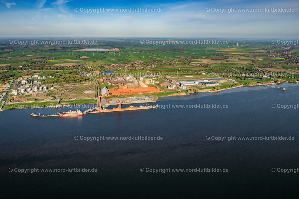 Stader_Seehafen_Bützfleth_AOS_Dow_Olin_ELS_4329010523 | STADE 01.05.2023 Baustellen zum Ausbau der Wasserbrücke mit Leitungssystemen des LNG Erdgas und Flüssiggas- Terminal und Entladekai und AOS Raffinerie- Werksgelände an der Straße Am Seehafen im Ortsteil Bützfleth in Stade im Bundesland Niedersachsen, Deutschland. Weiterführende Informationen bei: AOS Aluminium Oxid Stade GmbH,  Dow Deutschland Anlagengesellschaft mbH,  Hafenbetriebs GmbH & Co. KG,  Hanseatic Energy Hub GmbH. // Construction site of Water bridge with line systems of the LNG natural gas and liquid gas terminal and unloading quay and AOS Raffinerie- Werksgelaende on street Am Seehafen in the district Buetzfleth in Stade in the state Lower Saxony, Germany. Further information at: AOS Aluminium Oxid Stade GmbH,  Dow Deutschland Anlagengesellschaft mbH,  Hafenbetriebs GmbH & Co. KG,  Hanseatic Energy Hub GmbH. Foto: Martin Elsen