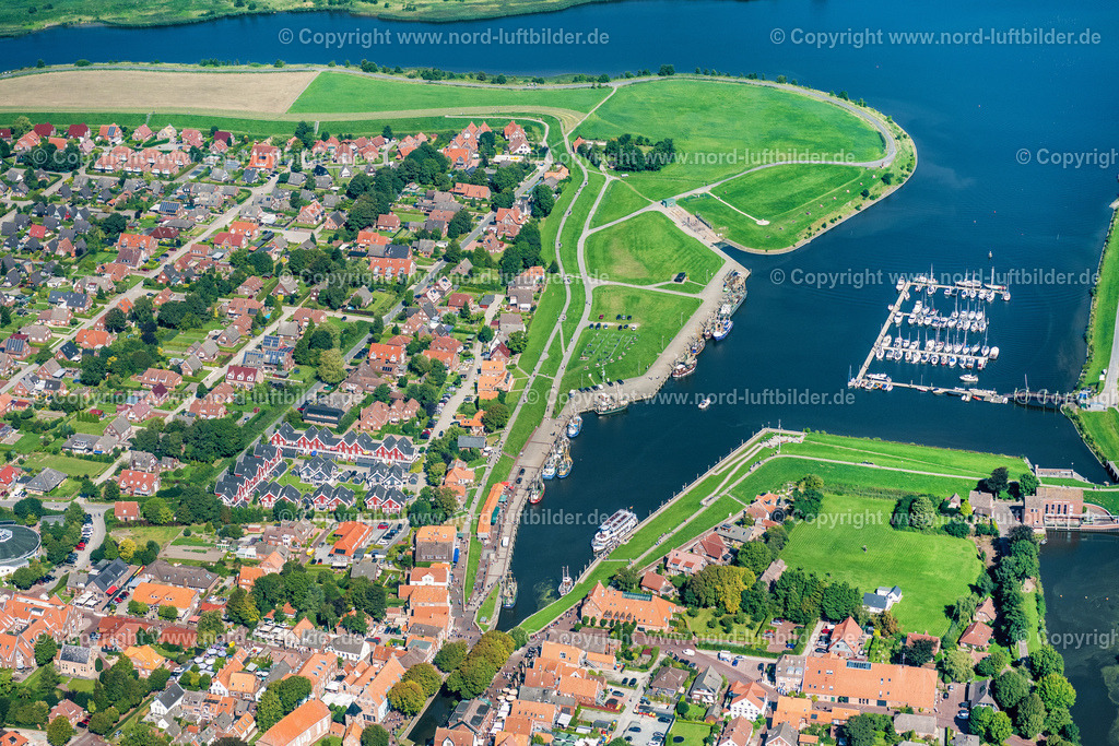 Greetsiel_ELS_7533080921 | GREETSIEL 08.09.2021 Ortsansichtund Hafenansicht der Straßen und Häuser der Wohngebiete in Greetsiel im Bundesland Niedersachsen, Deutschland. Weiterführende Informationen bei: Touristik GmbH Krummhörn-Greetsiel. // City view and harbor view of the streets and houses of the residential areas in Greetsiel in the state Lower Saxony, Germany. Further information at: Touristik GmbH Krummhoern-Greetsiel. Foto: Martin Elsen