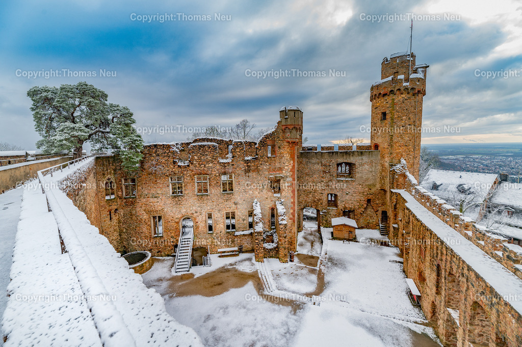 Winter-Schloss-Auerbach-Thomas_Neu_Fotografie-21 | Winterzauber auf Schloss Auerbach: Die historische Burgruine hoch über der Bergstraße zeigt sich im Schnee von ihrer beeindruckendsten Seite. Der Blick über die Rheinebene, der mächtige Wehrturm und die markante Schwarzkiefer machen das Schloss zu einem der schönsten Wintermotive im Odenwald. Entdecken Sie die faszinierende Kombination aus Geschichte, Natur und einzigartiger Winteratmosphäre., Bild: Thomas Neu
