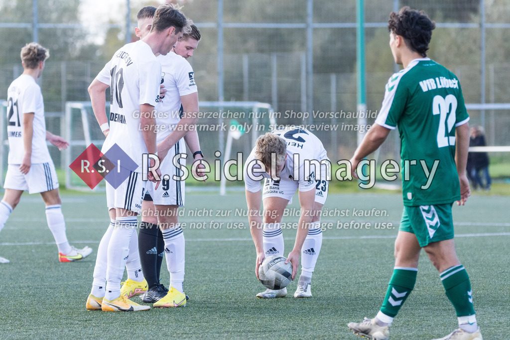 Fußball, Saison 2022/23, Flens-Oberliga, VfB Lübeck II - Heider SV, Lohmühle KR (Lübeck), 16.10.2022, 14. Spieltag | Melf Siemund (#23, Heide) legt sich den Ball zum Freistoß zurecht.