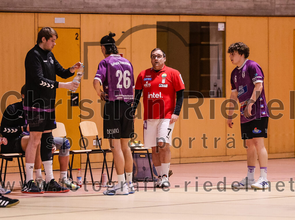 2025-02-15_051_SpVgg_Altenerding_gegen_SVW_Burghausen | Erding, Deutschland, 15.02.2025:Handball, Bezirksoberliga Männer 2024 / 2025, 16. Spieltag, SpVgg Altenerding gegen SVW Burghausen, Endergebnis: 32:31Niklas Fleps (SpVgg Altenerding, #17), Luis Leitner (SpVgg Altenerding, #26), Trainer Simon Klawe (SpVgg Altenerding), Jabob Köhler (SpVgg Altenerding, #6)Foto: Christian Riedel / fotografie-riedel.net
