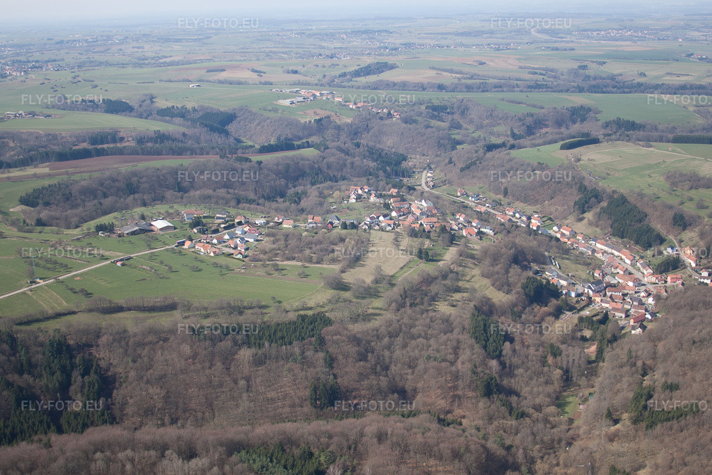 Vue aérienne: Vue de la ville à Hottviller dans le département Moselle, France. Photo: IMG_38468.jpg prise le 20/03/2011 par Werner Riehm/FLY-FOTO.euRésolution de l'original: 4752 x 3168 px