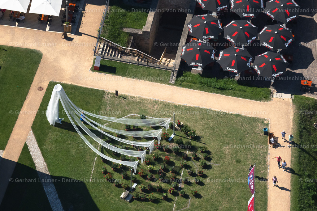 4046076 | ERFURT 14.06.2021 Tische und Sitzbänke der Freiluft- Gaststätten am historischen Kirchen- Gebäudekomplex der " Peterskirche Erfurt " in Erfurt im Bundesland Thüringen, Deutschland. Weiterführende Informationen bei: Bundesgartenschau Erfurt 2021 gemeinnützige GmbH. // Tables and benches of open-air restaurants on historischen Kirchen- Gebaeudekomplex of " Peterskirche Erfurt " in Erfurt in the state Thuringia, Germany. Further information at: Bundesgartenschau Erfurt 2021 gemeinnuetzige GmbH. Foto: Gerhard Launer