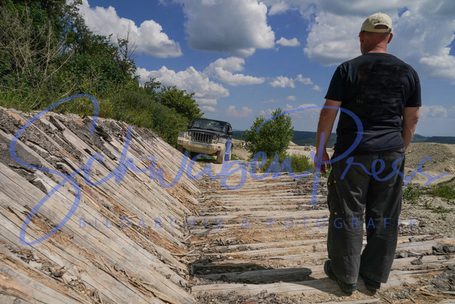 DSC09259 | Vierradfahrzeuge testen unterschiedliches Terrain - ueber Stock und Stein

Offroad Grundkurs im Steinbruch. Unterschiedliche Fahrgegebenheiten mit dem gelaendegaengigem Offroad-Fahrzeug. 

Deutschland, Geisingen, Steinbruch Meichle und Mohr, 10.06.2023