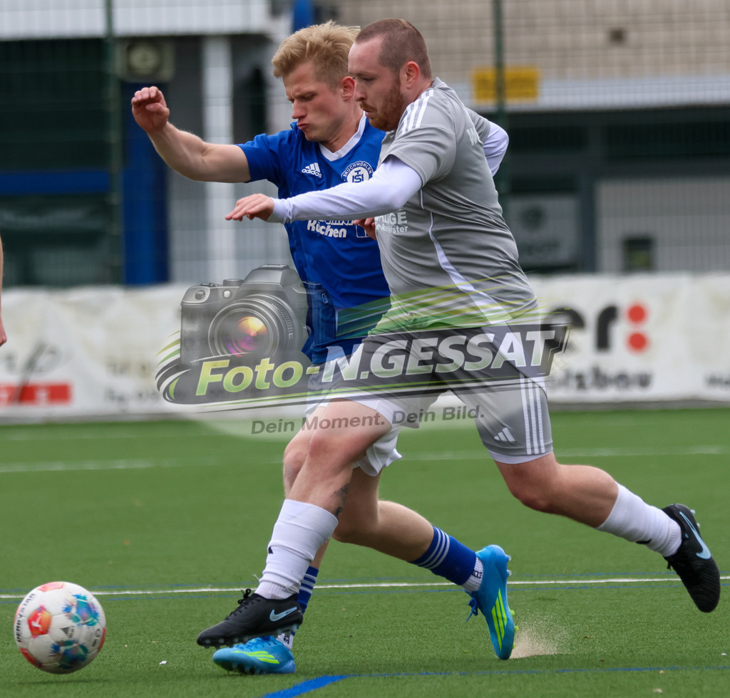 SV Enger-Westerenger - TuS Bruchmühlen | Auf dem Bild zu sehen: grau SV Enger-Westerenger: Yannik Büscher ; blau TuS Bruchmühlen: Till Freyda SV Enger-Westerenger, TuS Bruchmühlen, Saison 25/26, Kreisliga A, Enger, Deutschland - Realisiert mit Pictrs.com