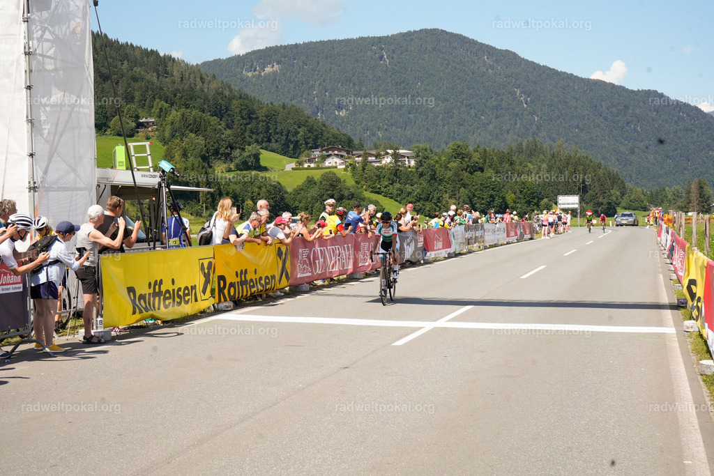 709_20230817_Bewerb_Maenner_Muehlanger | AUT - OESTERREICH, 2023-08-16: SPORT RENNRAD-FAHREN - 55. INTERNATIONALER RADWELTPOKAL IN ST. JOHANN IN TIROL  - Vintage-Radrennen mit WM-Bronze-Medaillen-Siegerin Christina Schweinberger, den Teilnehmer und Alexander Baumann (vom Orginastions-Team) - TAG 2 BEWERB MAENNER IN SECHS GRUPPEN  ; Foto: Roland Muehlanger