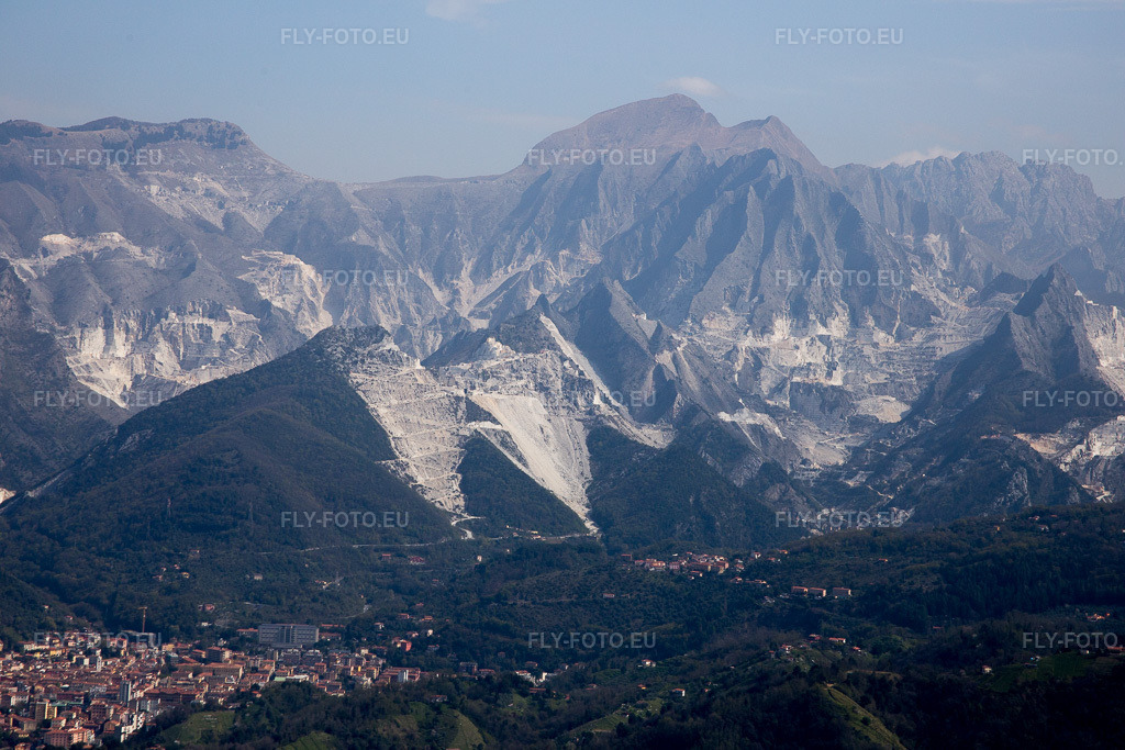 Vue aérienne: Vue de la ville à Carrara dans le département Massa-Carrara, Italie – .Photo: IMG_087168.jpg prise le 04/04/2016 par Werner Riehm/FLY-FOTO.eu – Résolution de l'original: 5472 x 3648 px