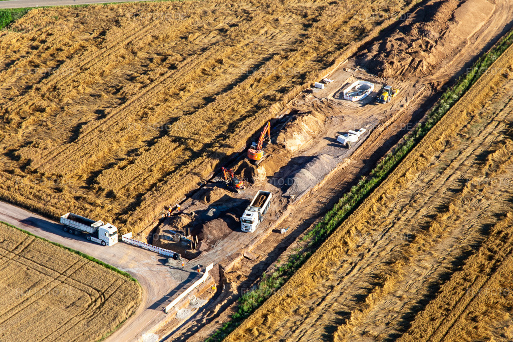 Luftbild: Baustelle des Tiefenbohrplatz V20 von Vulcan Energy am Schleidberg zur Förderung von Geothermie und Lithium in Insheim im Bundesland Rheinland-Pfalz in Deutschland. Foto: IMG_142447.jpg vom 09.07.2024 durch Werner Riehm/FLY-FOTO.deVULCAN ENERGY RESOURCES