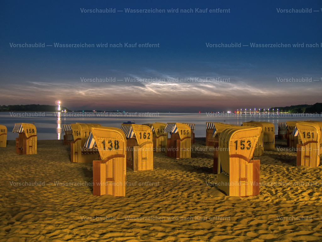 Leuchtende Nachtwolken über Möltenort | Leuchtende Nachtwolken über der Kieler Förde.