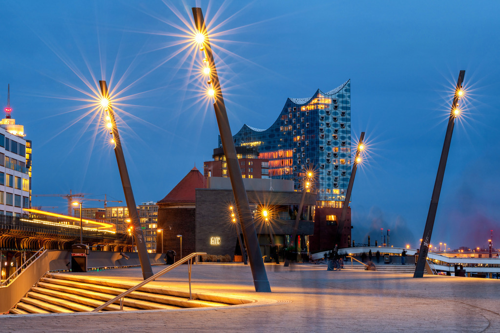 10230506 - Hamburg City Lights VII | Blaue Stunde an der Jan-Fedder-Promenade an den Landungsbrücken mit Blick auf die Elbphilharmonie.
