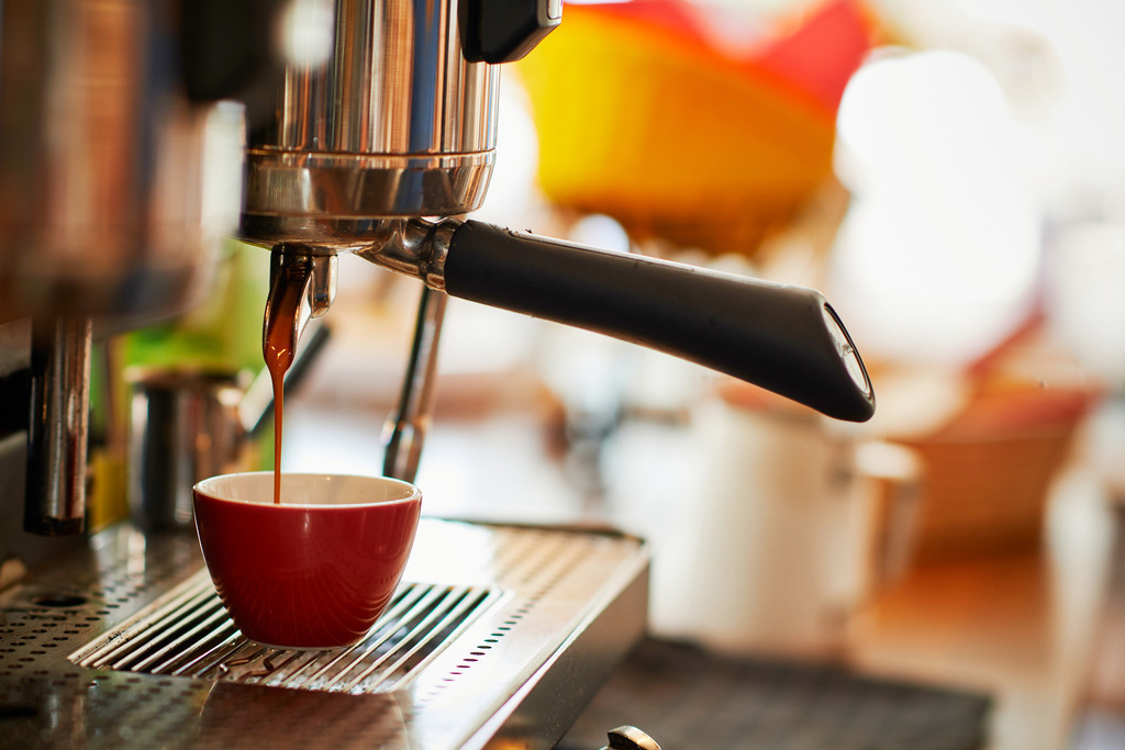 Cafebrennerei Franze | Wien, Austria - August 08, 2019: Cafebrennerei Franze am Kutschkermarkt; Kaffeezubereitung mit einem Siebträger. - Realisiert mit Pictrs.com