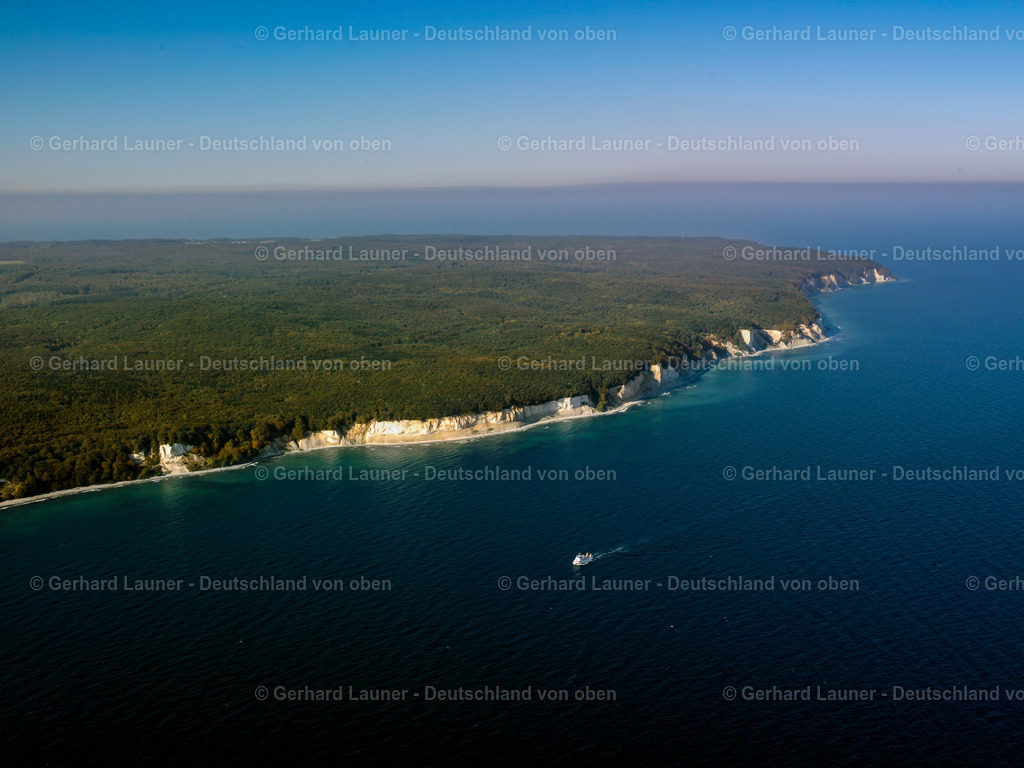 2581071 | SASSNITZ 2005 Blick auf die Kreideküste im Nationalpark Jasmund bei Sassnitz auf der Insel Rügen in Mecklenburg-Vorpommern. Der markante Felsvorsprung Königsstuhl befindet sich in der Umgebung der Stubbenkammer in dem seit 1990 bestehenden Nationalpark am Ufer zur Ostsee mit einem Buchenwald, der teilweise zum UNESCO-Welterbe gehört. // View of the chalk cliff coast in the National Park Jasmund near Sassnitz on the island Ruegen in Mecklenburg-West Pomerania. Foto: Gerhard Launer