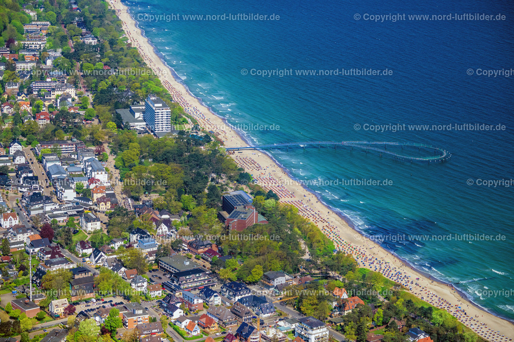 Timmendorf_Strand_Neü_Seebruecke_ELS_0023010524 | TIMMENDORFER STRAND 01.05.2024 Strandkorb- Reihen am Sand- Strand im Küstenbereich in Timmendorfer Strand im Bundesland Schleswig-Holstein, Deutschland. Weiterführende Informationen bei: Timmendorfer Strand Niendorf Tourismus GmbH. // Beach chair on the sandy beach ranks in the coastal area in Timmendorfer Strand in the state Schleswig-Holstein, Germany. Further information at: Timmendorfer Strand Niendorf Tourismus GmbH. Foto: Martin Elsen