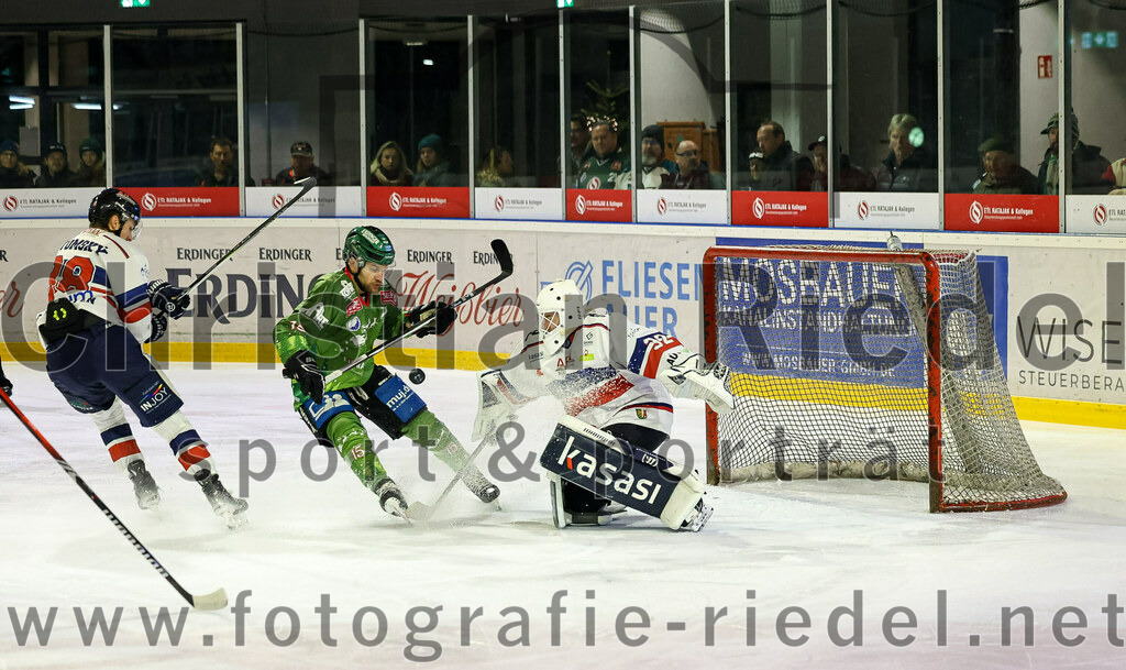 2023-12-17_092_TSV_Erding_gegen_ESC_Kempten | Erding, Deutschland, 17.12.2023:
Eishockey, Bayernliga Vorrunde 2023 / 2024, 18. Spieltag, TSV Erding gegen ESC Kempten, Endergebnis: 5:1

Elias Maier (Erding Gladiators, #15), Torwart Luca Mayer (ESC Kempten, #32)

Foto: Christian Riedel / fotografie-riedel.net
