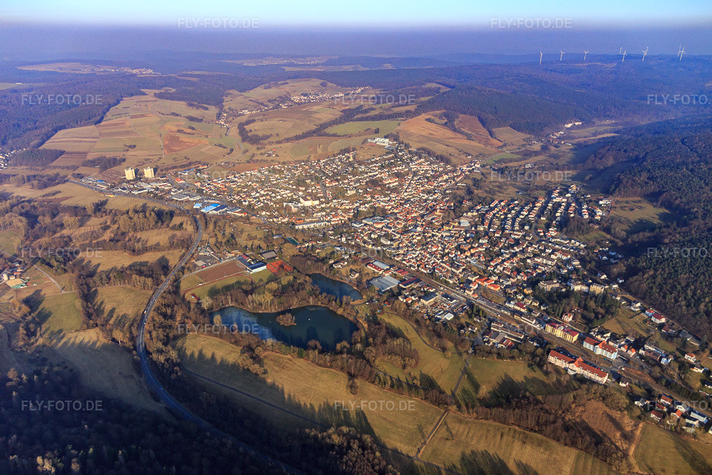Luftbild: Ortsübersicht im Odenwald vor dem Kurpark Bad König in Bad König im Bundesland Hessen in Deutschland. – Foto: IMG_096774.jpg vom 15.02.2017 durch Werner Riehm/FLY-FOTO.de – Auflösung des Originals: 5472 x 3648 px