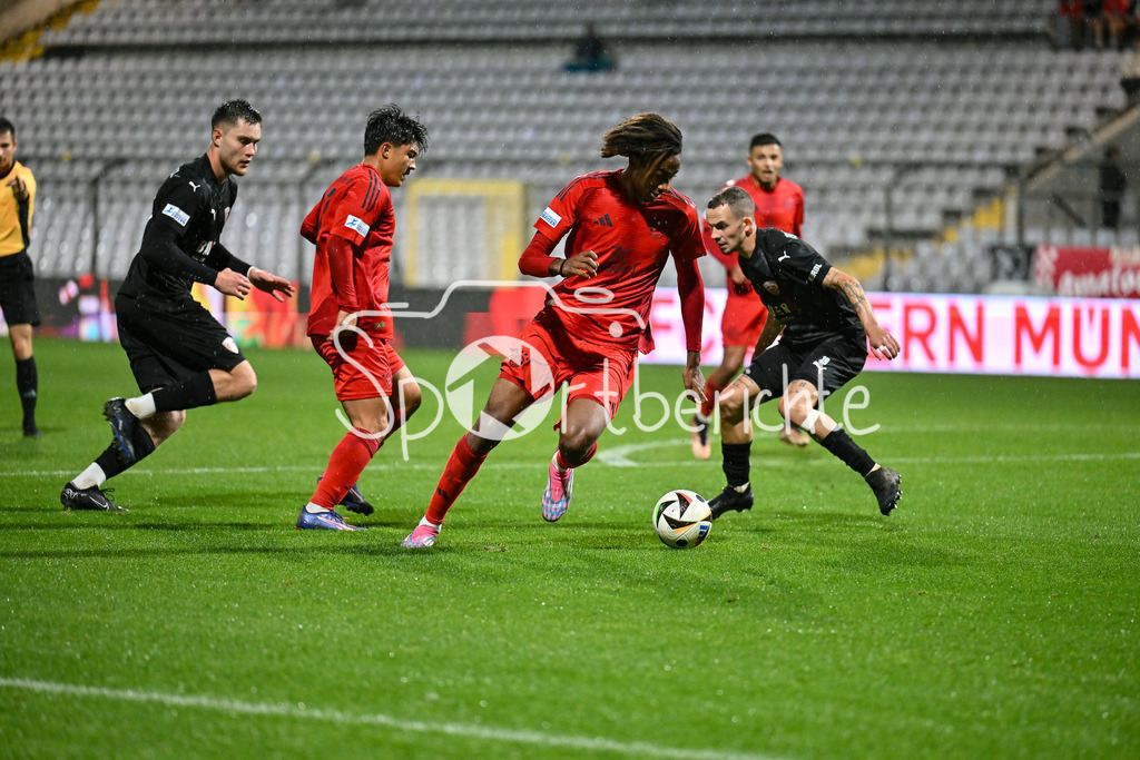 FC Bayern Amateure - TSV Buchbach | Im Duell Jonah KUSI-ASARE (FC Bayern München II #9) und Sascha HINGERL (TSV Buchbach #19) / Zweikampf / Regionalliga Bayern: FC Bayern München II - TSV Buchbach, Gruenwalder Stadion am 27.09.2024