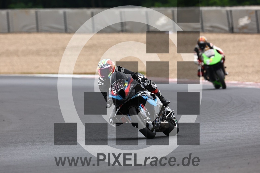 0981-20240727_03527 | Schöne Erinnerungen an spannende Momente - das festzuhalten ist unser Job. PIXELrace.de ist seit 2003 auf den Rennstrecken Europas unterwegs um die Action draußen beim Fahren und die wunderbare Stimmung imm Fahrerlager für euch einzufangen.