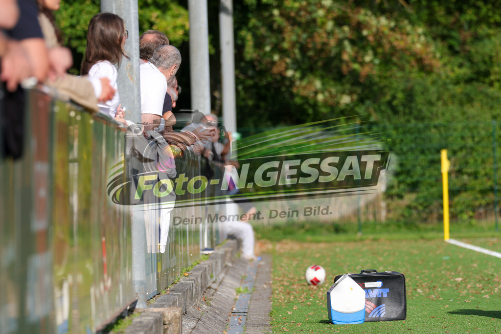 BV Stift Quernheim - TuS Dielingen | Auf dem Bild zu sehen: Zuschauer BV Stift Quernheim, TuS Dielingen, Saison 26/27, Bezirksliga, Stift Quernheim, Deutschland - Realisiert mit Pictrs.com