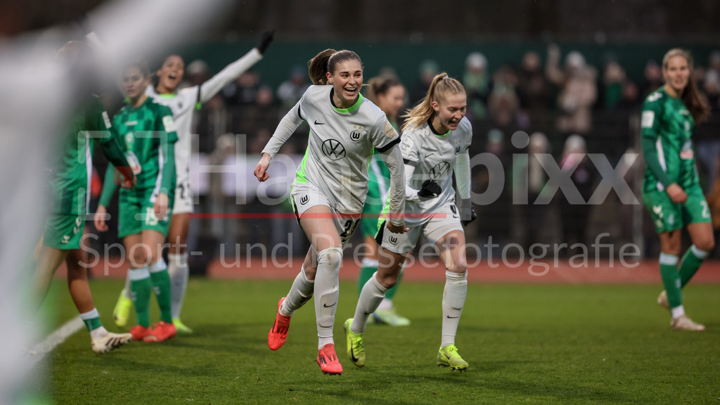 Fussball, Google Pixel Frauen-Bundesliga, SV Werder Bremen - VfL Wolfsburg | v.li.: Torschützin Jule Brand (VfL Wolfsburg, 29) mit Torjubel, Jubel, jubeln, jubelt, optimistisch, Spielszene, Highlight, Freude über das Tor zum 1:3, DIE DFB-RICHTLINIEN UNTERSAGEN JEGLICHE NUTZUNG VON FOTOS ALS SEQUENZBILDER UND/ODER VIDEOÄHNLICHE FOTOSTRECKEN. DFB REGULATIONS PROHIBIT ANY USE OF PHOTOGRAPHS AS IMAGE SEQUENCES AND/OR QUASI-VIDEO.