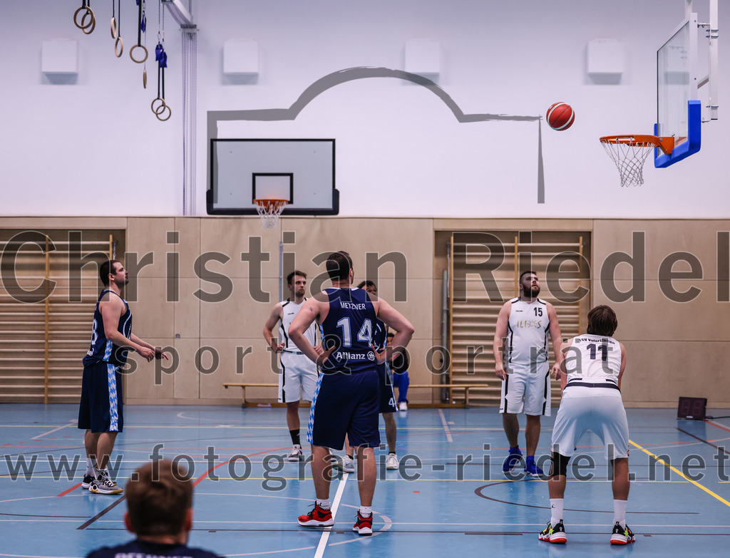 2022-04-03_052_TSV_Vaterstetten_gegen_SV_Weissblau-Allianz_Muenchen | Vaterstetten, Deutschland, 03.04.2022:
Basketball, Bezirksoberliga Herren 2021 / 2022, 14. Spieltag, TSV Vaterstetten gegen SV Weißblau-Allianz München, Endergebnis: 86:54

Peter Fabian Klemm (SV Weißblau-Allianz München, #13), Christian Metzner (SV Weißblau-Allianz München, #14), Mathias Furtmair (TSV Vaterstetten, #15), Finn Liebig (TSV Vaterstetten, #11)

Foto: Christian Riedel / fotografie-riedel.net