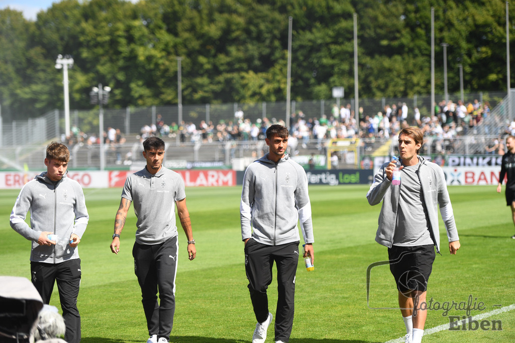 SV Atlas-Delmenhorst-Borussia Mönchengladbach | DFB-Pokal 1. Runde;SV Atlas Delmenhorst (gelb)-Borussia Mönchengladbach (schwarz) am 17.08.2025 in Oldenburg (Marschweg-Stadion), Photo: Philip Eiben 2025 - Realisiert mit Pictrs.com