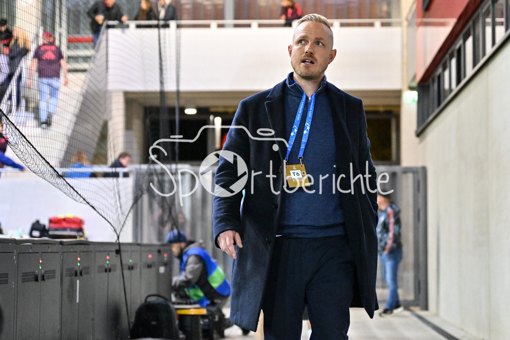 FC Bayern München Frauen - Arsenal London Frauen | im Bild Jonas EIDEVALL Trainer Arsenal London Frauen / enttaeuscht nach der Partie in Muenchen / Freisteller / Einezlfoto / UEFA Womens Champions League: FC Bayern München Frauen - Arsenal London Frauen, FC Bayern Campus am 09.10.2024