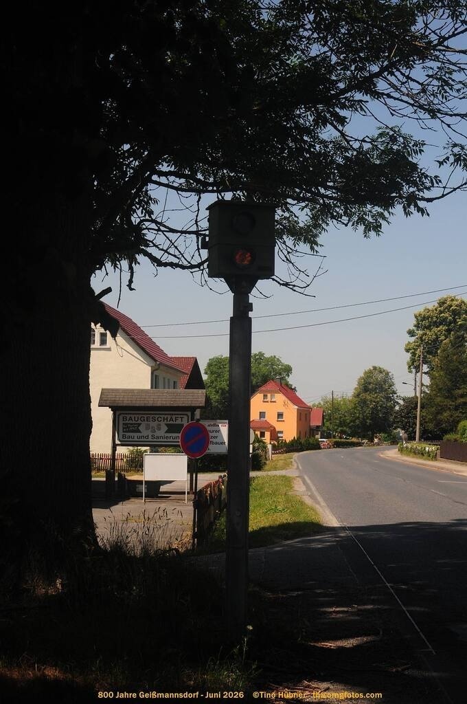 Geißmannsdorf-2026-Ortsbilder-298 | Geißmannsdorf bei Bischofswerda im Sommer 2026. Ein fotografischer Streifzug durch das Dorf Geißmannsdorf, mit Gebäuden, Straßen, Strohpuppen und geschmückten Vorgärten und Grundstücken anlässlich der 800-Jahr-Feier von Geißmannsdorf im Juni 2026 - Realisiert mit Pictrs.com