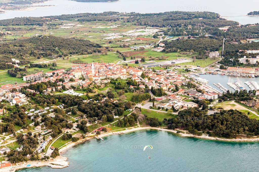Vue aérienne: Vue de la ville à Stancija Valkanela dans le département Gespanschaft Istrien, Croatie. Photo: IMG_106442.jpg prise le 14/04/2018 par Werner Riehm/FLY-FOTO.eu – Résolution de l'original: 5472 x 3648 px